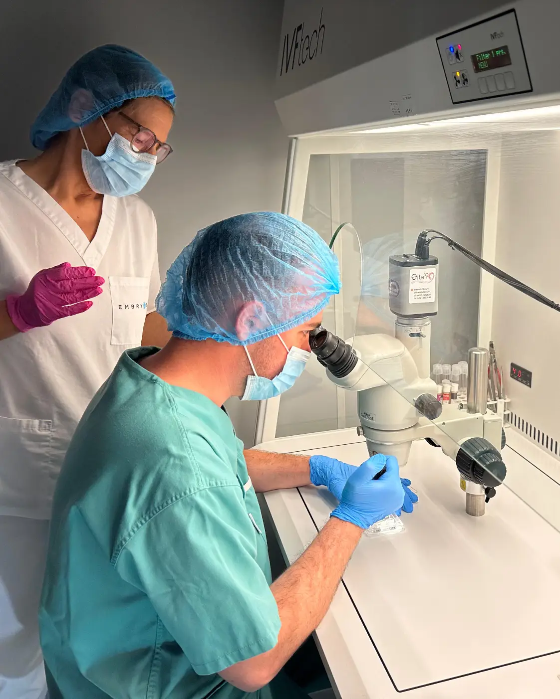 Profesioniști medicali colaborând - imagine demonstrativă