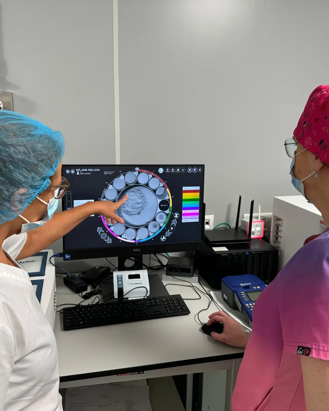 Specialiști lucrând într-un laborator modern - imagine demonstrativă